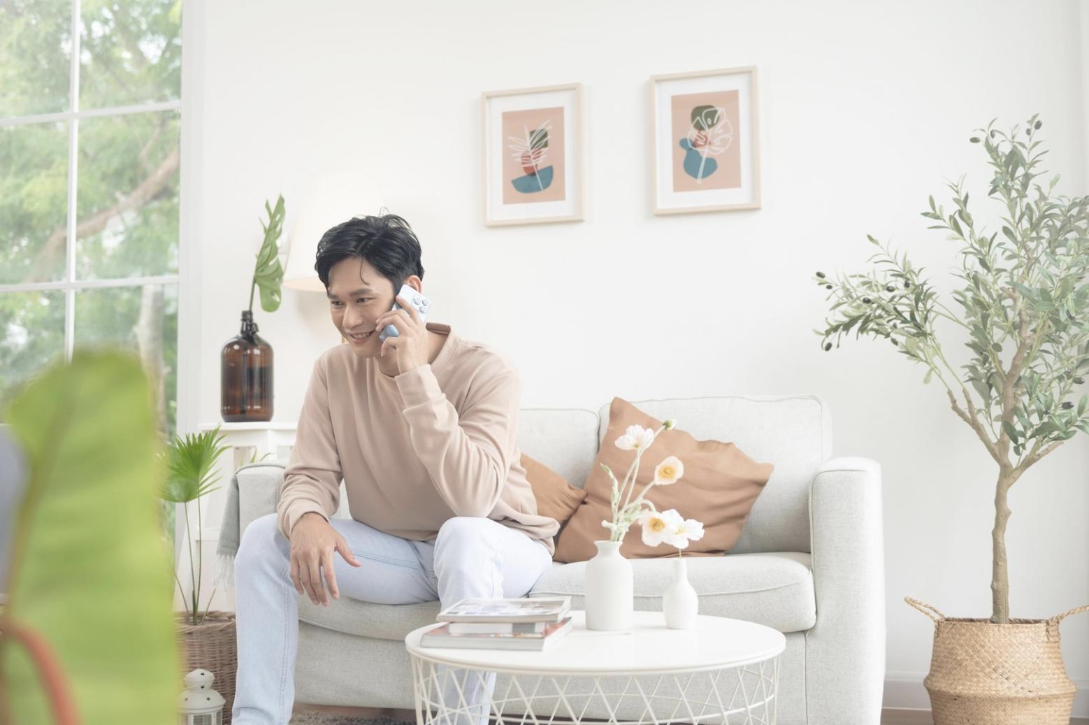 Profesional trabajando en el desarrollo de ideas de negocio