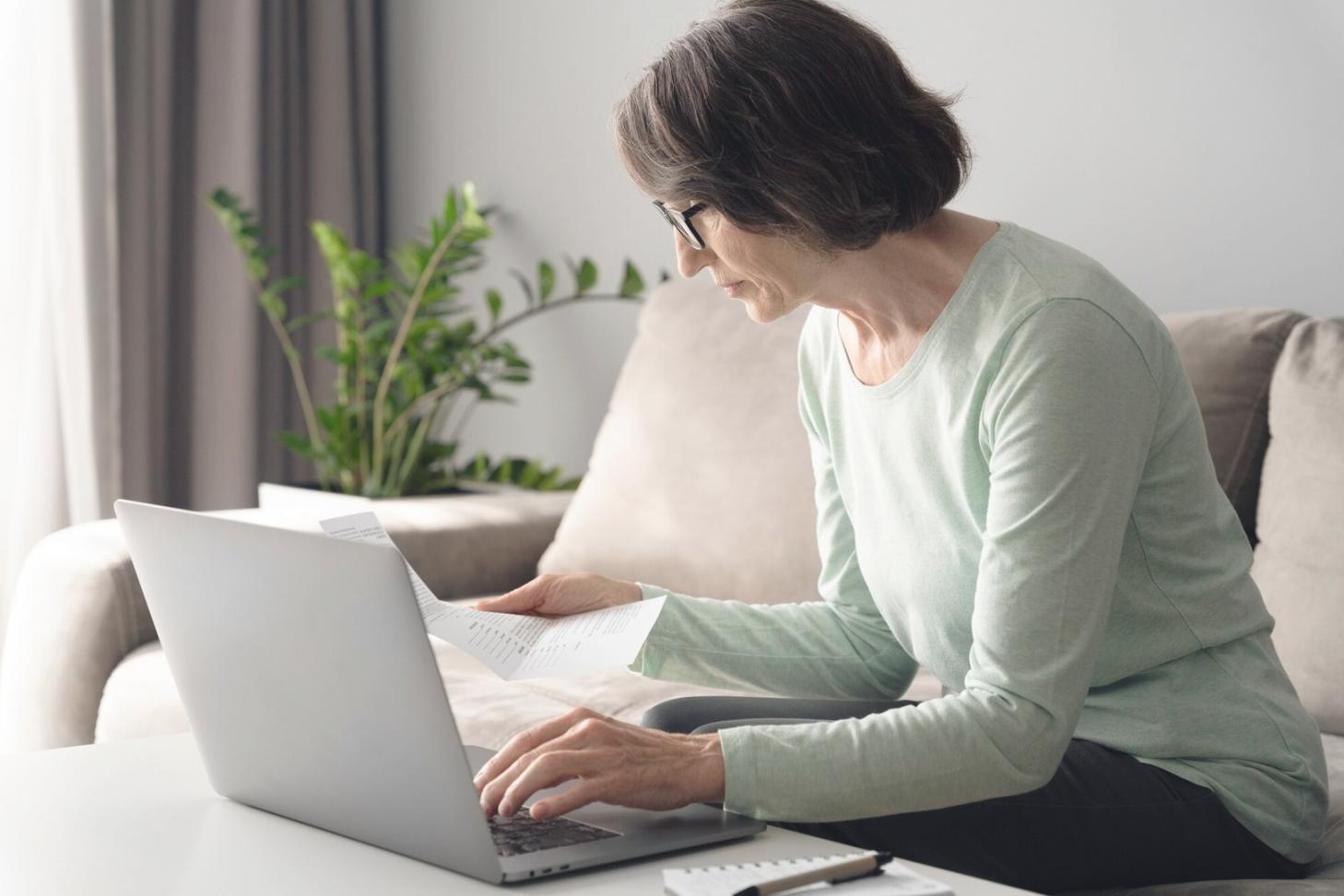 Profesionales colaborando en el desarrollo de proyectos empresariales innovadores