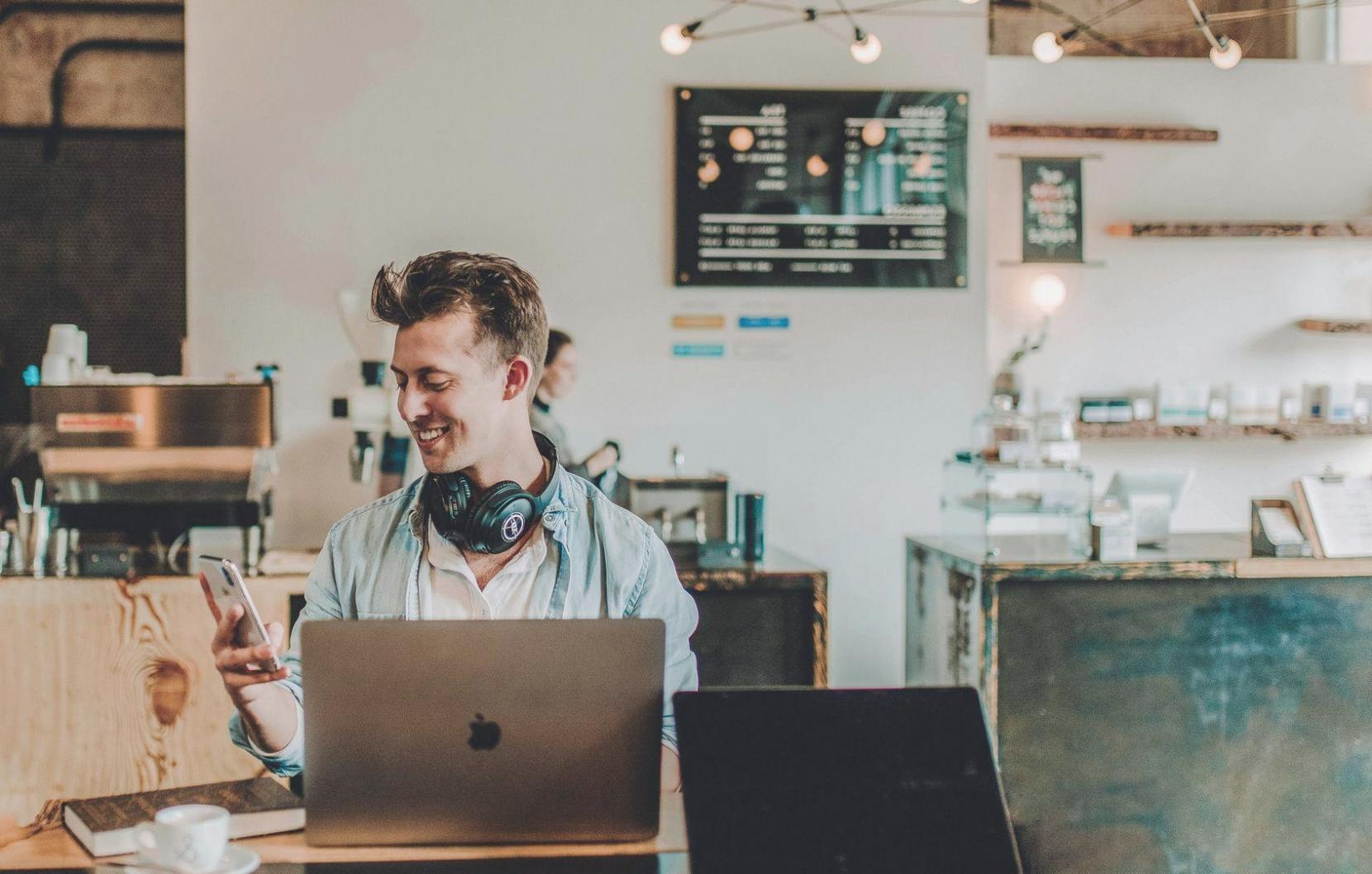 Personas trabajando en desarrollo de ideas de negocio innovadoras