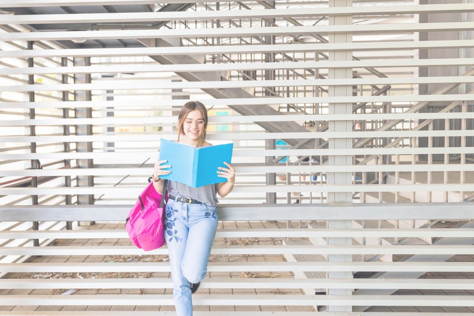 Reunión de emprendedores analizando estrategias de negocio y oportunidades de mercado